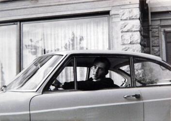 MARIO MONTI alla guida di una Flavia coupe giovane automobile