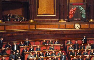 UMBERTO BOSSI CON LA MOGLIE E I FIGLI VOTAZIONE PER LA DEVOLUTION