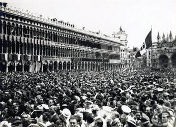 ADUNATA A VENEZIA IN PIAZZA SAN MARCO FASCISMO ANNI 30