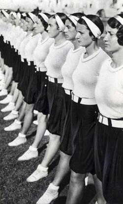 FASCISMO DONNE SPORT ALLIEVE GIOVANI ITALIANE ORVIETO