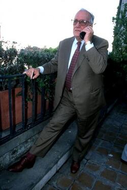 ALFREDO BIONDI CON IL CELLULARE