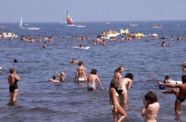 RICCIONE ESTATE TURISMO TURISTI SPIAGGIA SPIAGGE BAGNANTI MARE COSTUME ANNI 80 RICCIONE ESTATE TURISMO TURISTI SPIAGGIA SPIAGGE BAGNANTI MARE COSTUME ANNI 80