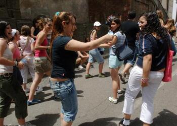 TURISTI CALDO ESTATE ACQUA FONTANELLA FONTANA