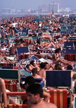 SPIAGGIA SPIAGGE ESTATE MARE CALDO TURISTI TURISMO BAGNANTI STABILIMENTO BALNEARE