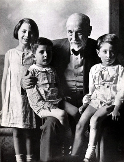 luigi pirandello SCRITTORE CON I NIPOTI 1935