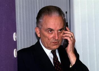 ENZO BERLANDA CON IL TELEFONINO