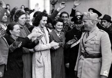 Benito Mussolini Duce dell Italia fascista acclamato dalla folla a S.Pietro del Carso