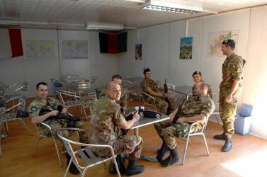 CONTINGENTE ITALIANO IN AFGHANISTAN MILITARI NATO CAMP INVICTA ISAF KABUL AFGHANISTAN