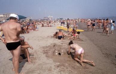 RICCIONE ESTATE TURISMO TURISTI SPIAGGIA SPIAGGE BAGNANTI MARE COSTUME ANNI 80 ANZIANI BAMBINI NONNI NONNO NONNA