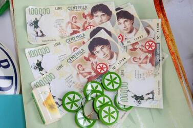 UMBERTO BOSSI POLITICO LEGA NORD MONETE LEGA NORD PONTIDA BANDIERE REFERENDUM LIRA EURO