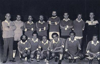 Francesco Storace anni Ottanta con la POLITICO squadra di calcio del Secolo d Italia Franz Maria D Asaro Mauro Mazza Maurizio Gasparri Francesco Storace Bruno Soccillo Claudio Pompei Luca Montebelli Gianni Scipione Rossi accosciati da sin Pino Rigido Sil