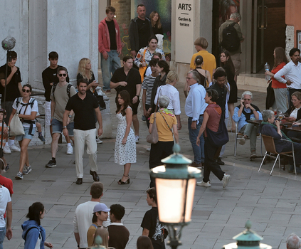 Venice VE Lacey Chabert And Josh Bowman In Venice Venice VE Lacey Chabert And Josh Bowman In Venice