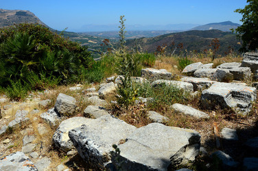 SEGESTA il sito archeologico il teatro greco e l acropoli. Panorami e particolari. Fotografie di Giulio Azzarello &copy;2014.