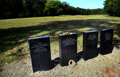 AUSCHHWITZ BIRKENAU le lapidi della memoria. Fotografie di Giulio Azzarello &copy;2016.
