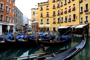 VENEZIA fotografie di Giulio Azzarello &copy;2022.