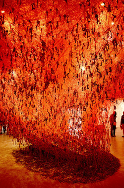 BIENNALE di VENEZIA padiglione giapponese. Foto di Giulio Azzarello &copy;2015 2016. Opera di Chiharu Shiota The KEY in the HAND .