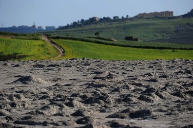 LE MACALUBE di Sicilia. Fotografie di Giulio Azzarello ©2014. LE MACALUBE di Sicilia. Fotografie di Giulio Azzarello ©2014.