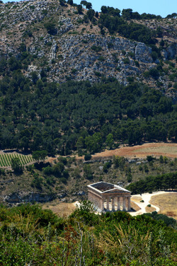 SEGESTA il sito archeologico il teatro greco e l acropoli. Panorami e particolari. Fotografie di Giulio Azzarello &copy;2014.