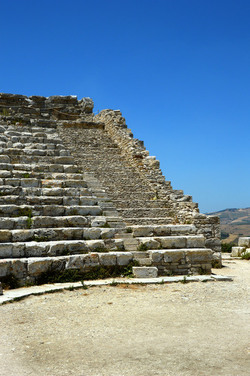 SEGESTA il sito archeologico il teatro greco e l acropoli. Panorami e particolari. Fotografie di Giulio Azzarello &copy;2014.