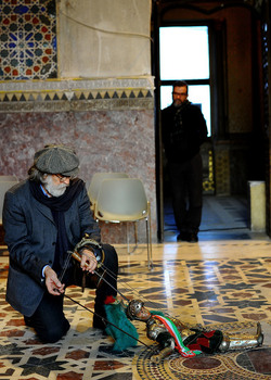 Mimmo Cuticchio in un suo spettacolo. Fotografie di Giulio Azzarello &copy;2017.