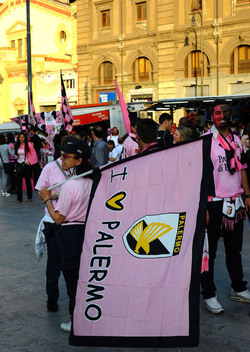 I TIFOSI DEL PALERMO CALCIO in piazza per festeggiare. Fotografie di Giulio Azzarello ©2014. I TIFOSI DEL PALERMO CALCIO in piazza per festeggiare. Fotografie di Giulio Azzarello ©2014.