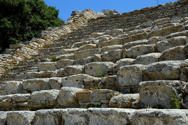 SEGESTA il sito archeologico il teatro greco e l acropoli. Panorami e particolari. Fotografie di Giulio Azzarello &copy;2014.