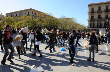 LOTTA DI CUSCINI flash mob fotografie di Giulio Azzarello ©2014. LOTTA DI CUSCINI flash mob fotografie di Giulio Azzarello ©2014.
