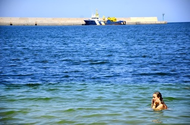 LA RAGAZZA e il mare fotografie di Giulio Azzarello &copy;2019.