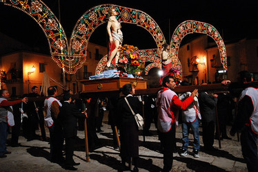 PROCESSIONE RELIGIOSA in Sicilia. Fotografie di Giulio Azzarello &copy;2014.