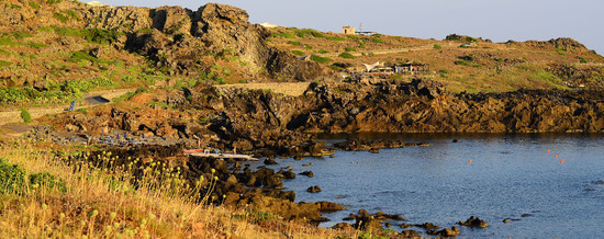 ISOLA DI USTICA la costa. Fotografie di Giulio Azzarello &copy;2016.