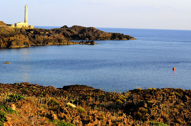 ISOLA DI USTICA la costa. Fotografie di Giulio Azzarello &copy;2016.