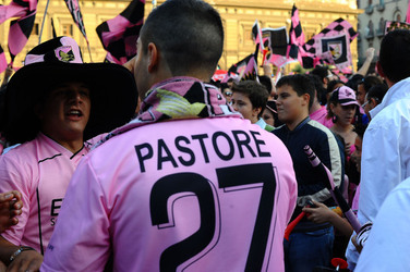 I TIFOSI DEL PALERMO CALCIO in piazza per festeggiare. Fotografie di Giulio Azzarello ©2014. I TIFOSI DEL PALERMO CALCIO in piazza per festeggiare. Fotografie di Giulio Azzarello ©2014.
