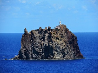 STROMBOLI fotografie di Giulio Azzarello ©2020. STROMBOLI fotografie di Giulio Azzarello ©2020.