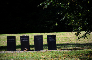 AUSCHHWITZ BIRKENAU le lapidi della memoria. Fotografie di Giulio Azzarello &copy;2016.