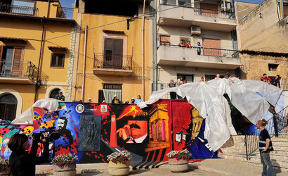 IL MURO DELL ANTIMAFIA e della legalit&agrave; a Partinico in Sicilia. Fotografie di Giulio Azzarello &copy;2014.
