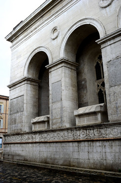 TEMPIO MALATESTIANO e SPIAGGIA di Rimini. Fotografie di Giulio Azzarello &copy;2016.