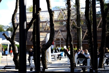 VENEZIA installazione lignea Giardini della Biennale di Arch. Cont. Fotografie di Giulio Azzarello &copy;2022.
