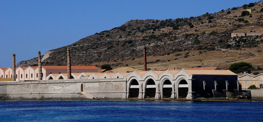 Il PORTO DI FAVIGNANA in Sicilia visioni panoramiche o particolari. Fotografie di Giulio Azzarello &copy;2014.