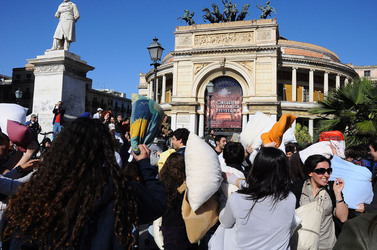 LOTTA DI CUSCINI flash mob fotografie di Giulio Azzarello ©2014. LOTTA DI CUSCINI flash mob fotografie di Giulio Azzarello ©2014.