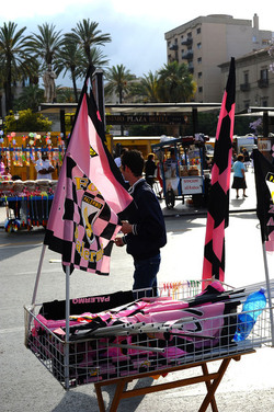 I TIFOSI DEL PALERMO CALCIO in piazza per festeggiare. Fotografie di Giulio Azzarello ©2014. I TIFOSI DEL PALERMO CALCIO in piazza per festeggiare. Fotografie di Giulio Azzarello ©2014.