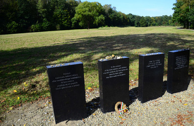AUSCHHWITZ BIRKENAU le lapidi della memoria. Fotografie di Giulio Azzarello &copy;2016.