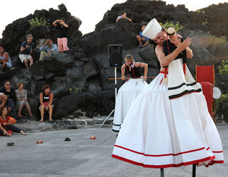 TRAMPOLIERI A LINOSA in Sicilia tutti i momenti dello spettacolo. Fotografie di Giulio Azzarello &copy;2014.