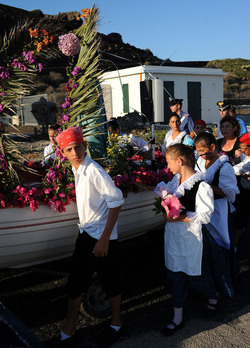 PROCESSIONE RELIGIOSA DEL MARE a Linosa. Fotografie di Giulio Azzarello ©2014. PROCESSIONE RELIGIOSA DEL MARE a Linosa. Fotografie di Giulio Azzarello ©2014.