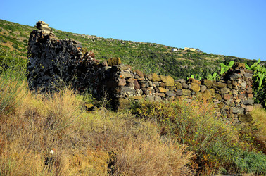 ISOLA DI USTICA pietre. Fotografie di Giulio Azzarello &copy;2016.