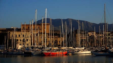 BARCHE. Fotografie di Giulio Azzarello ©2022. BARCHE. Fotografie di Giulio Azzarello ©2022.