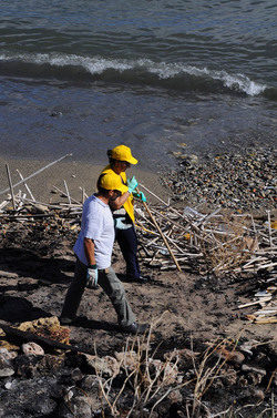 LA BONIFICA delle coste a Palermo una azione simbolica di Lega Ambiente Sicilia. Fotografie di Giulio Azzarello &copy;2014.
