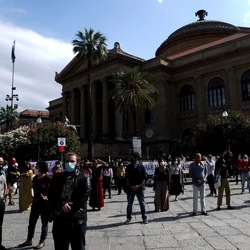 TEATRANTI che manifestano. Fotografie di Giulio Azzarello ©2020. TEATRANTI che manifestano. Fotografie di Giulio Azzarello ©2020.