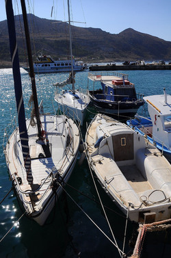 Il PORTO DI FAVIGNANA in Sicilia visioni panoramiche o particolari. Fotografie di Giulio Azzarello &copy;2014.
