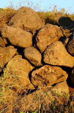 ISOLA DI USTICA pietre. Fotografie di Giulio Azzarello &copy;2016.