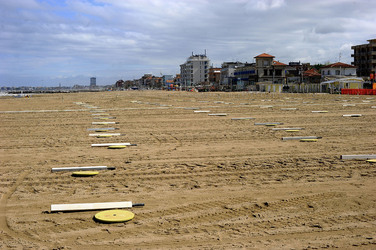TEMPIO MALATESTIANO e SPIAGGIA di Rimini. Fotografie di Giulio Azzarello &copy;2016.
